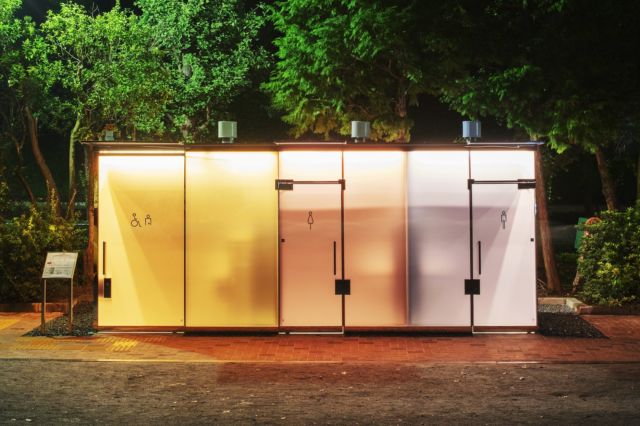 ¿Te imaginas yendo a un baño público transparente en medio de un parque en la ciudad de Tokio? Pues esto es una realidad gracias a The Tokyo Toilet﻿
