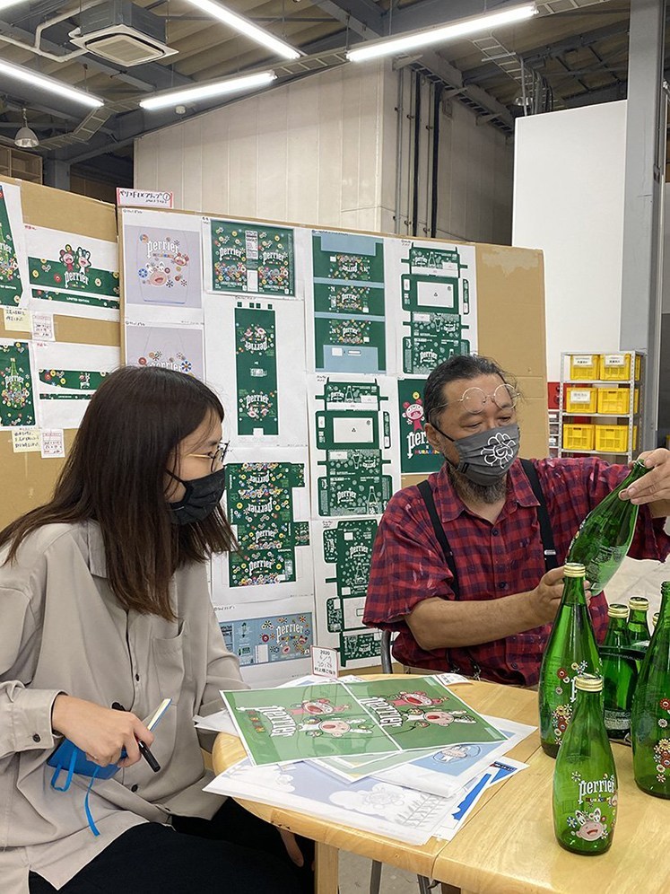 La marca francesa de agua carbonatada, Perrier, junto al artista contemporáneo Takashi Murakami realizan una colaboración en una colección de botellas edición limitada. 