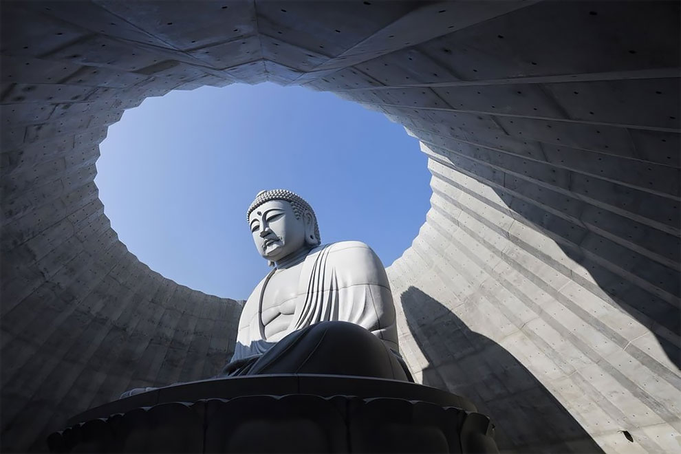 El arquitecto japonés Tadao Ando ocultó una enorme estatua de Buda dentro de una colina cubierta de lavanda en el cementerio Makomanai Takino en Sapporo.