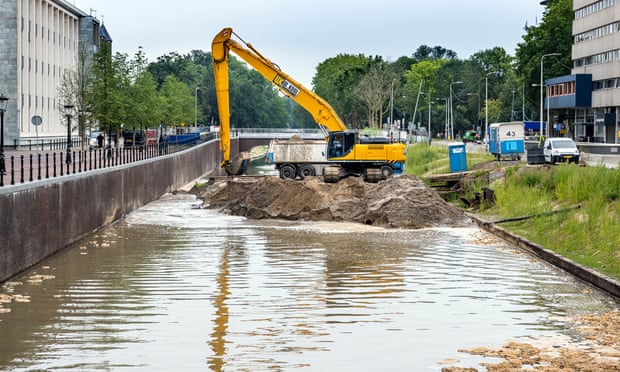 Con la intención de corregir un error cometido hace casi 50 años, la ciudad holandesa Utrecht decide reabrir un canal que había sido convertido en una autopista de hormigón. 
