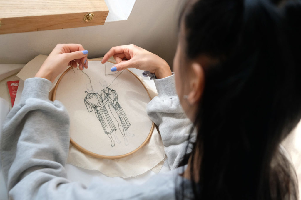 La artista y modelo Sheena Liam se encarga de realizar autorretratos tridimensionales con hilo de olor y aros de bordado. Estos bordados imitan gestos propios de su vida cotidiana que se centran sobre todo en el autocuidado. 