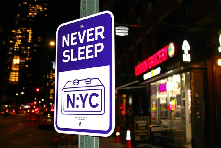 El estudio de diseño, Burn & Broad se adueñó de las calles de Nueva York con una instalación de arte público en forma de divertidas señales de tránsito. 