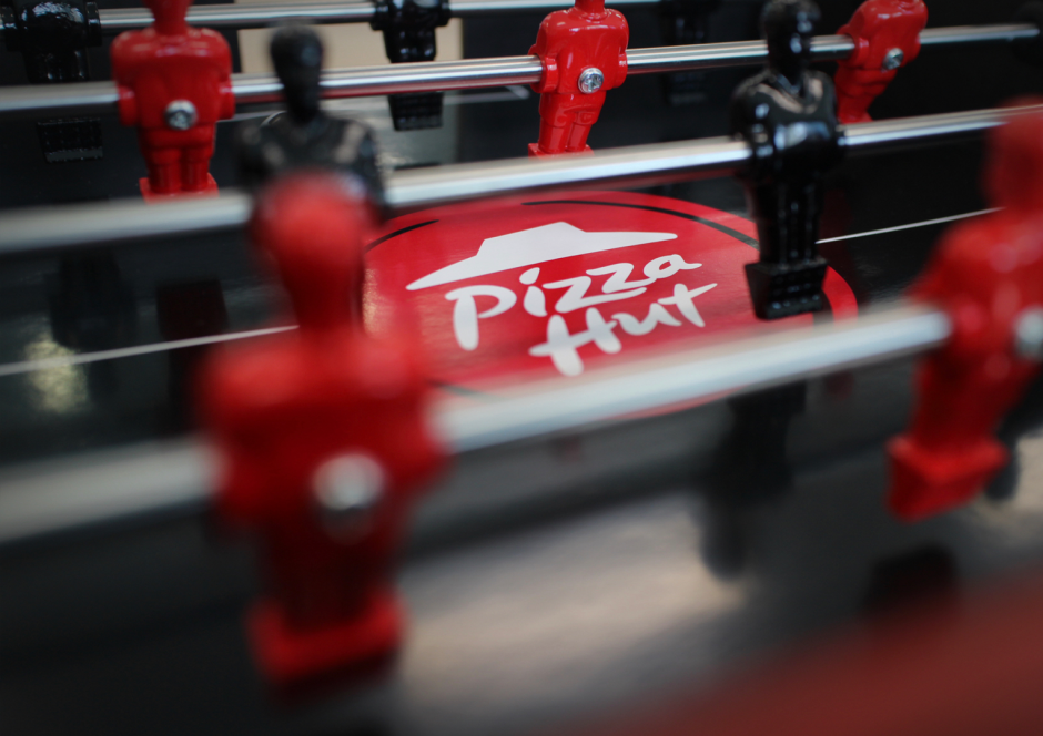 La cadena estadounidense Pizza Hut, se asoció con la agencia de publicidad Ogilvy para crear una caja de pizza innovadora que tiene una mesa de futbolito encima. 