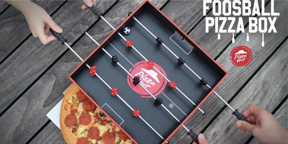 La cadena estadounidense Pizza Hut, se asoció con la agencia de publicidad Ogilvy para crear una caja de pizza innovadora que tiene una mesa de futbolito encima. 