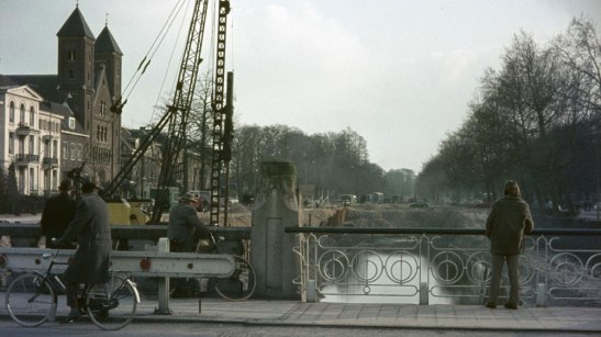 Con la intención de corregir un error cometido hace casi 50 años, la ciudad holandesa Utrecht decide reabrir un canal que había sido convertido en una autopista de hormigón. 